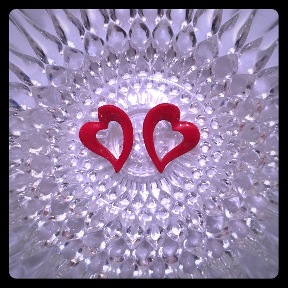 Fun heart-shaped earrings!!💋 Valentine’s Sale!!❤️